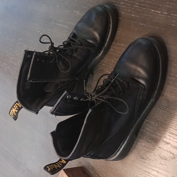 Doc Martens, big kids size 5, eight hole - Picture 4 of 5